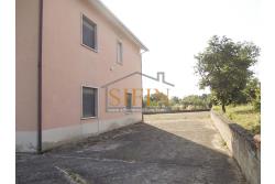 Casa con giardino e dependance - casa singola di complessivi mq. 250,00 ca. di cui mq. 50,00 destinati a garage il tutto circondato da mq. 2.000,00 di giardino su cui insiste un deposito di mq. 100,00 ca. ideale per la realizzazione di altra villetta indipendente