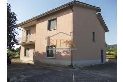 Casa con giardino e dependance - casa singola di complessivi mq. 250,00 ca. di cui mq. 50,00 destinati a garage il tutto circondato da mq. 2.000,00 di giardino su cui insiste un deposito di mq. 100,00 ca. ideale per la realizzazione di altra villetta indipendente