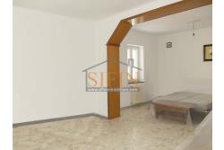 Villa con Terreno - villetta di complessivi mq. 280,00 ca. oltre a deposi per ulteriori mq. 150,00 il tutto circondato da oltre quattro ettari di terreno (mq. 45.000,00) sufficienti per impiantare un azieda agricola.