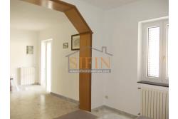 Villa con Terreno - villetta di complessivi mq. 280,00 ca. oltre a deposi per ulteriori mq. 150,00 il tutto circondato da oltre quattro ettari di terreno (mq. 45.000,00) sufficienti per impiantare un azieda agricola.