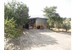 Villa con Terreno - villetta di complessivi mq. 280,00 ca. oltre a deposi per ulteriori mq. 150,00 il tutto circondato da oltre quattro ettari di terreno (mq. 45.000,00) sufficienti per impiantare un azieda agricola.