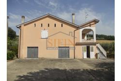 Villa con Terreno - villetta di complessivi mq. 280,00 ca. oltre a deposi per ulteriori mq. 150,00 il tutto circondato da oltre quattro ettari di terreno (mq. 45.000,00) sufficienti per impiantare un azieda agricola.