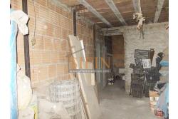 Villa con Terreno - villetta di complessivi mq. 280,00 ca. oltre a deposi per ulteriori mq. 150,00 il tutto circondato da oltre quattro ettari di terreno (mq. 45.000,00) sufficienti per impiantare un azieda agricola.