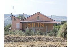 Villa con Terreno - villetta di complessivi mq. 280,00 ca. oltre a deposi per ulteriori mq. 150,00 il tutto circondato da oltre quattro ettari di terreno (mq. 45.000,00) sufficienti per impiantare un azieda agricola.