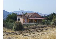 Villa con Terreno - villetta di complessivi mq. 280,00 ca. oltre a deposi per ulteriori mq. 150,00 il tutto circondato da oltre quattro ettari di terreno (mq. 45.000,00) sufficienti per impiantare un azieda agricola.
