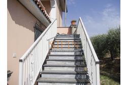 Villa con Terreno - villetta di complessivi mq. 280,00 ca. oltre a deposi per ulteriori mq. 150,00 il tutto circondato da oltre quattro ettari di terreno (mq. 45.000,00) sufficienti per impiantare un azieda agricola.