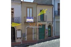 Casa singola  - Mirabella Eclano, sulla centralissima Via Roma, proponiamo in vendita terratetto su 4 livelli per un totale complessivo di mq. 130,00