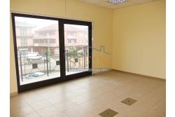 villa con locale commerciale - Grottaminarda via Fontanelle (S.S.91) proponiamo in vendita fabbricato di complessivi mq. 600,00 fornito di ascensore, che collega il piano terra con il piano primo, oltre a mq. 450,00 ca. di piazzale asfaltato