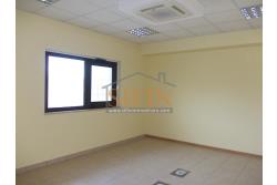villa con locale commerciale - Grottaminarda via Fontanelle (S.S.91) proponiamo in vendita fabbricato di complessivi mq. 600,00 fornito di ascensore, che collega il piano terra con il piano primo, oltre a mq. 450,00 ca. di piazzale asfaltato