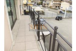 villa con locale commerciale - Grottaminarda via Fontanelle (S.S.91) proponiamo in vendita fabbricato di complessivi mq. 600,00 fornito di ascensore, che collega il piano terra con il piano primo, oltre a mq. 450,00 ca. di piazzale asfaltato