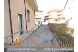 villa con locale commerciale - Grottaminarda via Fontanelle (S.S.91) proponiamo in vendita fabbricato di complessivi mq. 600,00 fornito di ascensore, che collega il piano terra con il piano primo, oltre a mq. 450,00 ca. di piazzale asfaltato