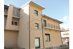 villa con locale commerciale - Grottaminarda via Fontanelle (S.S.91) proponiamo in vendita fabbricato di complessivi mq. 600,00 fornito di ascensore, che collega il piano terra con il piano primo, oltre a mq. 450,00 ca. di piazzale asfaltato