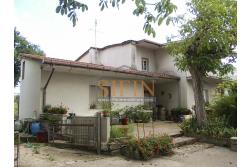 Casa con terreno - Grottaminarda (AV) proponiamo in vendita compendio immobiliare composto da: due fabbricati di cui il primo di mq. 200,00 ca. costruito negli anni '90 ed il secondo fabbricato di mq. 100,00 risalente al 1962.