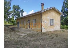 Casa con Terreno - San Sossio Baronia (AV), C/da Fabbricata, a soli 1,2km dal Piazza Mercato, proponiamo in vendita graziosa casetta di mq. 60,00 ca. oltre garage di mq. 25,00 ca. immersa nel verde e circondata da siepe di lauroceraso oltre a mq. 700,00 di giardino terrazzato ed ulteriori mq. 7.000,00 ca. di terreno