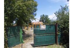 Casa con Terreno - San Sossio Baronia (AV), C/da Fabbricata, a soli 1,2km dal Piazza Mercato, proponiamo in vendita graziosa casetta di mq. 60,00 ca. oltre garage di mq. 25,00 ca. immersa nel verde e circondata da siepe di lauroceraso oltre a mq. 700,00 di giardino terrazzato ed ulteriori mq. 7.000,00 ca. di terreno