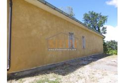 Casa con Terreno - San Sossio Baronia (AV), C/da Fabbricata, a soli 1,2km dal Piazza Mercato, proponiamo in vendita graziosa casetta di mq. 60,00 ca. oltre garage di mq. 25,00 ca. immersa nel verde e circondata da siepe di lauroceraso oltre a mq. 700,00 di giardino terrazzato ed ulteriori mq. 7.000,00 ca. di terreno