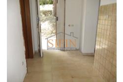 Casa con Terreno - San Sossio Baronia (AV), C/da Fabbricata, a soli 1,2km dal Piazza Mercato, proponiamo in vendita graziosa casetta di mq. 60,00 ca. oltre garage di mq. 25,00 ca. immersa nel verde e circondata da siepe di lauroceraso oltre a mq. 700,00 di giardino terrazzato ed ulteriori mq. 7.000,00 ca. di terreno