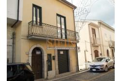 Casa con Giardino - Fontanarosa proponiamo in vendita casa indipendente di complessivi mq. 125,00 ca. oltre a mq. 20,00ca. di giardino.