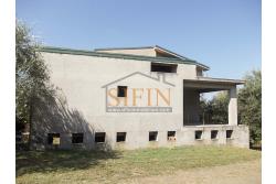 Villa in costruzione - Fontanarosa, a soli 600 metri dalla piazza Cristo Re, proponiamo in vendita, imponente villa di mq. 600,00 ca. in corso di cosruzione.