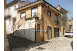 Casa singola - San Nicola Baronia, nel centro storioco, via Pian dell'Olmo, caratterizzata dall'antica strada selciata in pietra, proponiamo in vendita un fabbricato, di complessivi mq. 170,00 disposto su tre livelli