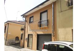 Casa singola - San Nicola Baronia, nel centro storioco, via Pian dell'Olmo, caratterizzata dall'antica strada selciata in pietra, proponiamo in vendita un fabbricato, di complessivi mq. 170,00 disposto su tre livelli