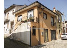 Casa singola - San Nicola Baronia, nel centro storioco, via Pian dell'Olmo, caratterizzata dall'antica strada selciata in pietra, proponiamo in vendita un fabbricato, di complessivi mq. 170,00 disposto su tre livelli