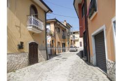 Casa singola - San Nicola Baronia, nel centro storioco, via Pian dell'Olmo, caratterizzata dall'antica strada selciata in pietra, proponiamo in vendita un fabbricato, di complessivi mq. 170,00 disposto su tre livelli