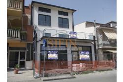 Locale Commerciale  - in pieno centro cittadino, proponiamo in locazione locale commerciale di nuovissima costruzione composto da un apio locale con due ampie vetrine fronte strada, fornito di doppi bagni e bagno per disabili.