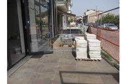 Locale Commerciale  - in pieno centro cittadino, proponiamo in locazione locale commerciale di nuovissima costruzione composto da un apio locale con due ampie vetrine fronte strada, fornito di doppi bagni e bagno per disabili.