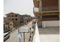 Locale Commerciale  - in pieno centro cittadino, proponiamo in locazione locale commerciale di nuovissima costruzione composto da un apio locale con due ampie vetrine fronte strada, fornito di doppi bagni e bagno per disabili.