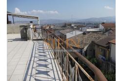 Appartamento  - Grattaminarda (AV) su corso Vittorio Veneto, a pochi passi dalla piazza, in piccolo condominio composto da soli due appartamenti, proponiamo in vendita appartamento di mq. 85,00 ca. con mq. 8,00 di balconi e mq. 60,00 di terrazzo panoramico