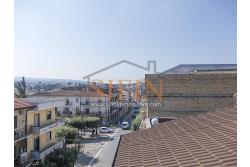Appartamento  - Grattaminarda (AV) su corso Vittorio Veneto, a pochi passi dalla piazza, in piccolo condominio composto da soli due appartamenti, proponiamo in vendita appartamento di mq. 85,00 ca. con mq. 8,00 di balconi e mq. 60,00 di terrazzo panoramico
