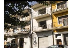 Palazzina in centro - Grottaminarda, Corso V. Veneto, in prossimit della piazza XVI Marzo, proponiamo in vendita palazzina di complessivi mq. 210,00 disposti su tre livelli, oltre a mq. 30,00 di terrazzo panoramico e mq. 30,00 di cantina al piano interrato.