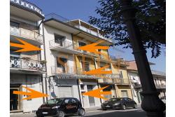 Palazzina in centro - Grottaminarda, Corso V. Veneto, in prossimit della piazza XVI Marzo, proponiamo in vendita palazzina di complessivi mq. 210,00 disposti su tre livelli, oltre a mq. 30,00 di terrazzo panoramico e mq. 30,00 di cantina al piano interrato.