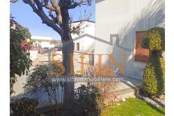 Appartamento con giardino - Grottaminarda, via Raffaello Sanzio (parco Sciarappa) proponiamo in vendita appartamento indipendente (porzione di villa) con giardino e garage di complessivi mq. 220,00 di abitazione e mq. 200,00 di corte e giardino