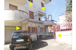 Appartamento con giardino - Grottaminarda, via Raffaello Sanzio (parco Sciarappa) proponiamo in vendita appartamento indipendente (porzione di villa) con giardino e garage di complessivi mq. 220,00 di abitazione e mq. 200,00 di corte e giardino
