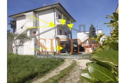 Appartamento con giardino - Grottaminarda, via Raffaello Sanzio (parco Sciarappa) proponiamo in vendita appartamento indipendente (porzione di villa) con giardino e garage di complessivi mq. 220,00 di abitazione e mq. 200,00 di corte e giardino
