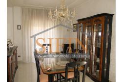 Appartamento con giardino - Grottaminarda, via Raffaello Sanzio (parco Sciarappa) proponiamo in vendita appartamento indipendente (porzione di villa) con giardino e garage di complessivi mq. 220,00 di abitazione e mq. 200,00 di corte e giardino