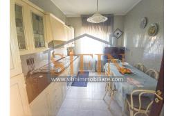 Appartamento con giardino - Grottaminarda, via Raffaello Sanzio (parco Sciarappa) proponiamo in vendita appartamento indipendente (porzione di villa) con giardino e garage di complessivi mq. 220,00 di abitazione e mq. 200,00 di corte e giardino