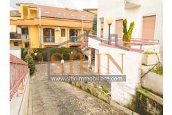 Appartamento con giardino - Grottaminarda, via Raffaello Sanzio (parco Sciarappa) proponiamo in vendita appartamento indipendente (porzione di villa) con giardino e garage di complessivi mq. 220,00 di abitazione e mq. 200,00 di corte e giardino