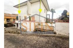 Appartamento con giardino - Grottaminarda, via Raffaello Sanzio (parco Sciarappa) proponiamo in vendita appartamento indipendente (porzione di villa) con giardino e garage di complessivi mq. 220,00 di abitazione e mq. 200,00 di corte e giardino