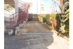 Appartamento con giardino - Grottaminarda, via Raffaello Sanzio (parco Sciarappa) proponiamo in vendita appartamento indipendente (porzione di villa) con giardino e garage di complessivi mq. 220,00 di abitazione e mq. 200,00 di corte e giardino