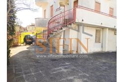 Appartamento con giardino - Grottaminarda, via Raffaello Sanzio (parco Sciarappa) proponiamo in vendita appartamento indipendente (porzione di villa) con giardino e garage di complessivi mq. 220,00 di abitazione e mq. 200,00 di corte e giardino