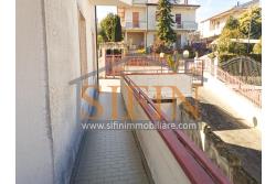 Appartamento con giardino - Grottaminarda, via Raffaello Sanzio (parco Sciarappa) proponiamo in vendita appartamento indipendente (porzione di villa) con giardino e garage di complessivi mq. 220,00 di abitazione e mq. 200,00 di corte e giardino