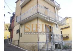 Casa con garage - Carife (AV), via Madonna delle Grazie, a pochi passi da piazza San Giovanni, proponiamo in vendita casa di complessivi mq. 98,00