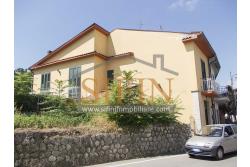 Casa con Giardino - Taurasi (AV), terra del buon vino, sulla centralissima via San Rocco, proponiamo in vendita villa a schiera di complessivi mq. 160,00 disposta su due livelli