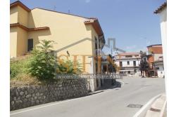 Casa con Giardino - Taurasi (AV), terra del buon vino, sulla centralissima via San Rocco, proponiamo in vendita villa a schiera di complessivi mq. 160,00 disposta su due livelli