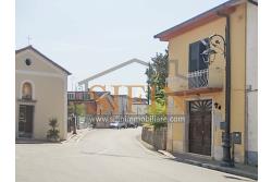 Casa con Giardino - Taurasi (AV), terra del buon vino, sulla centralissima via San Rocco, proponiamo in vendita villa a schiera di complessivi mq. 160,00 disposta su due livelli