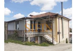 Casa con giardino - Montemarano (AV), proponiamo in vendita casa semindipendente (appartamento) ubicata alla Contrada Acquavivola, composta da veranda d'ingresso, corridoio, cucina due camere e bagno al piano rialzato per un totale di complesivi mq. 75,00 ca. oltre ad un deposito di mq. 15,00 al piano seminterrato e piccolo giardino di mq. 70,00 ca.