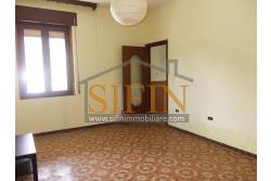 Casa con giardino - Montemarano (AV), proponiamo in vendita casa semindipendente (appartamento) ubicata alla Contrada Acquavivola, composta da veranda d'ingresso, corridoio, cucina due camere e bagno al piano rialzato per un totale di complesivi mq. 75,00 ca. oltre ad un deposito di mq. 15,00 al piano seminterrato e piccolo giardino di mq. 70,00 ca.